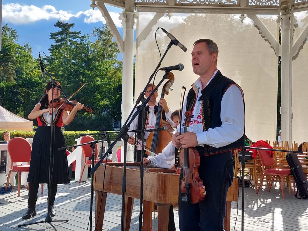Cimbálová muzika Fanúš při vystoupení ve Františkových Lázních