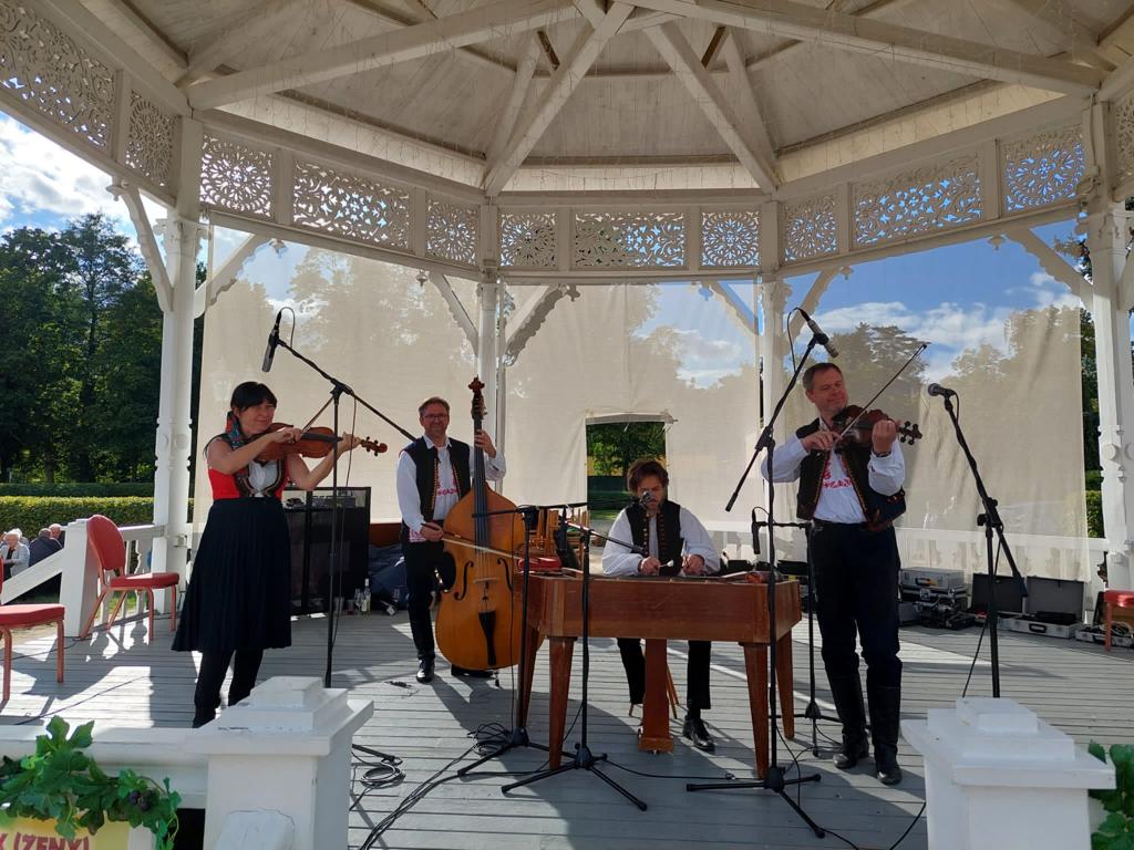 Cimbálová muzika Fanúš hraje na svatbě